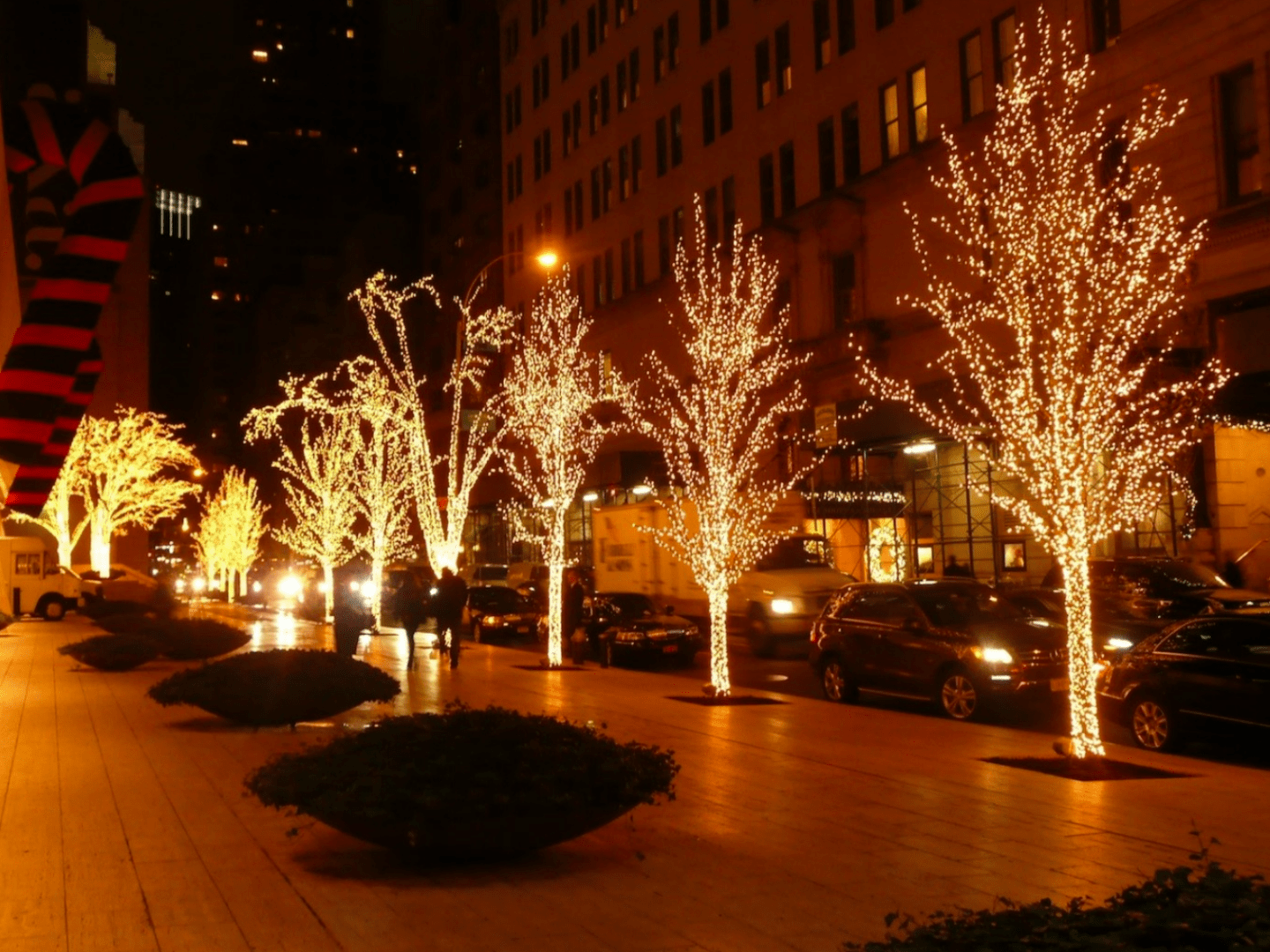 a fountain in the middle of a city at night
